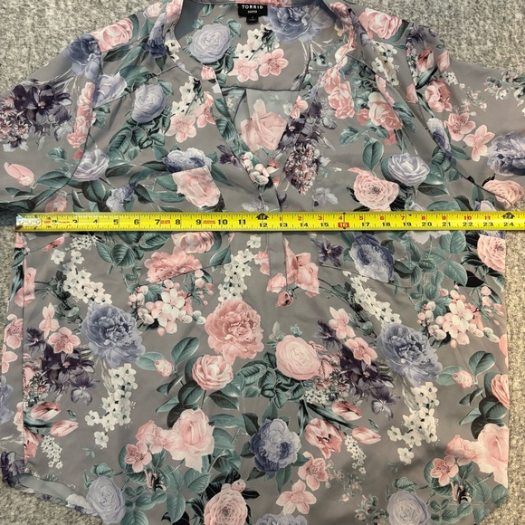 Torrid Women’s Harper Floral Georgette Blouse Size 1 XL Gray Pink 3/4 Sleeve - Picture 6 of 10